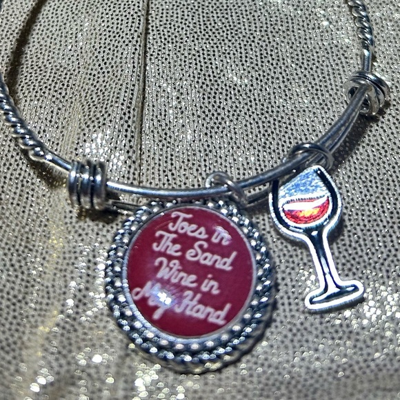 NWOT- Bracelet with Red Wine Charm, 2nd charm Toes in the sand. Wine in my hands - Picture 4 of 4